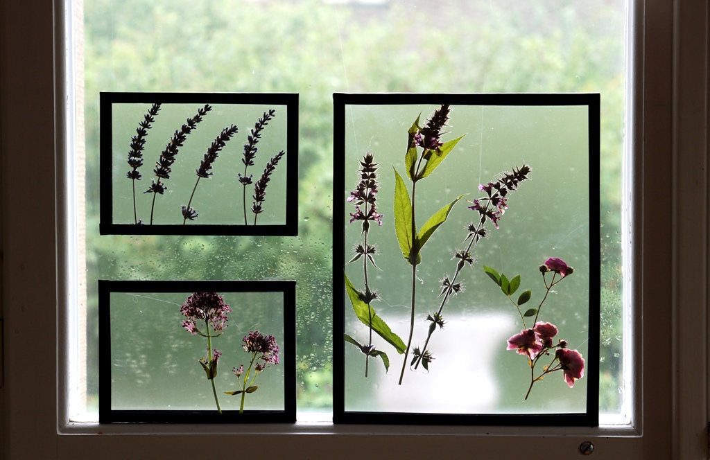 Zarte Fensterdeko mit Blumen